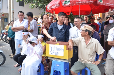 Người dân lập thùng từ thiện ngay đối diện căn nhà xảy ra vụ cháy