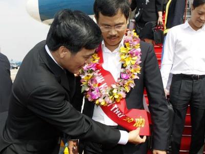 Lãnh đạo Cảng hàng không Tân Sơn Nhất chúc mừng vị hành khách thứ 20 triệu thông qua Cảng hàng không Tân Sơn Nhất trong năm 2013