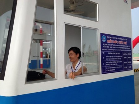 Cô nhân viên thu phí đang thử thao tác giao vé cho khách