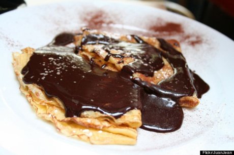 Hấp dẫn bánh Crepes truyền thống của Pháp với sốt sô cô la hạt dẻ ( Nutella).