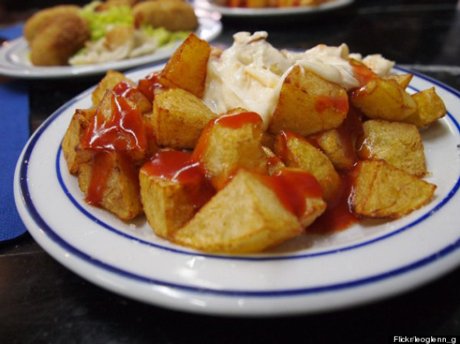 Nhìn những miếng khoai tây “dầm mình” trong nước sốt cà chua cay thật hấp dẫn.