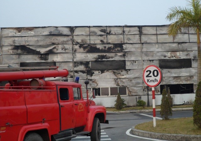 Lửa cháy rụi toàn bộ xưởng sơn Công ty Mobase Việt Nam
