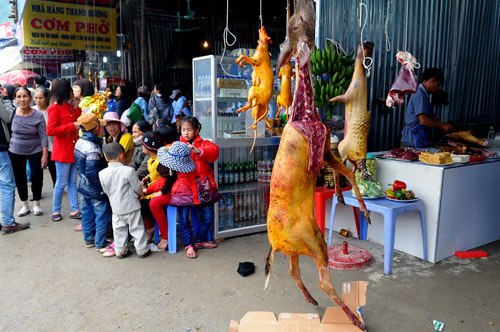 BTC lễ hội chùa Hương không ngăn quán ăn treo thịt