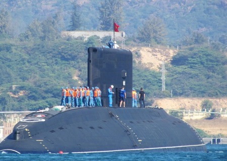 Tàu ngầm Kilo đầu tiên của Việt Nam được hạ thủy tại Cam Ranh 