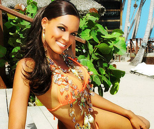 Ada Aimee De La Cruz đứng thứ sáu. Cô đăng quang Hoa hậu Cộng hòa Dominica hai lần (2007 và 2009). Cô hiện là phó thị trưởng của Santo Domingo. Cô là một trong những chính trị gia đẹp trên thế giới.