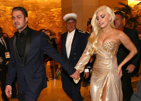 Lady Gaga quyến rũ gợi cảm bên bạn trai