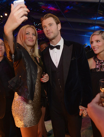 Anh chàng điển trai Chris Hemsworth chụp ảnh tự sướng cùng một nữ đồng nghiệp tóc vàng