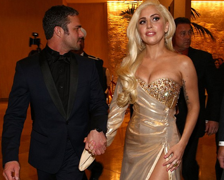 Lady Gaga sánh đôi cùng bạn trai, nam diễn viên Taylor Kinney tới tham dự bữa tiệc.