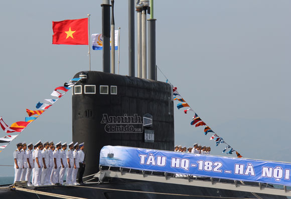 Lễ tiếp nhận và thượng cờ tàu ngầm Hà Nội