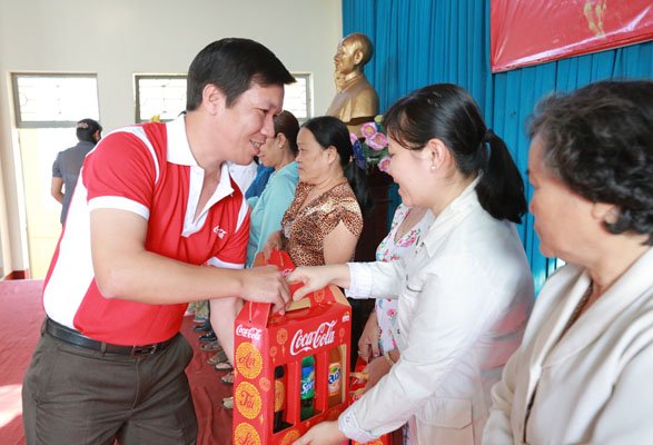 Coca-Cola trao quà Tết Giáp Ngọ cho người nghèo