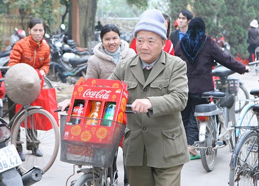 Người dân tại xã Duyên Thái, huyện Thường Tín Hà Nội nhận được sự hỗ trợ từ chương trình Vui Tết cùng Coca-Cola năm nay.