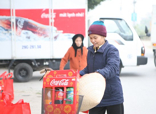 Người dân tại xã Duyên Thái, huyện Thường Tín Hà Nội nhận được sự hỗ trợ từ chương trình Vui Tết cùng Coca-Cola năm nay.
