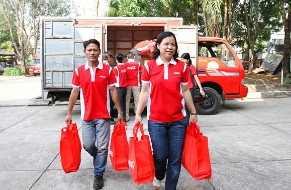 Những tình nguyện viên tham gia chương trình Vui Tết cùng Coca-Cola năm 2014.