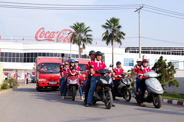 Những tình nguyện viên và chuyến xe màu đỏ của Coca-Cola ngày ra quân mang Tết ấm đến với những người dân thiếu điều kiện.