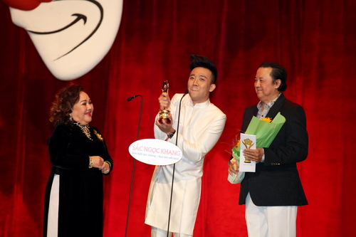 Trấn Thành nhận giải Diễn viên Hài tại Mai Vàng 2013