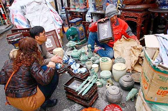 Dạo chơi chợ đồ cổ: Ngắm đồ ngẫm chuyện xưa