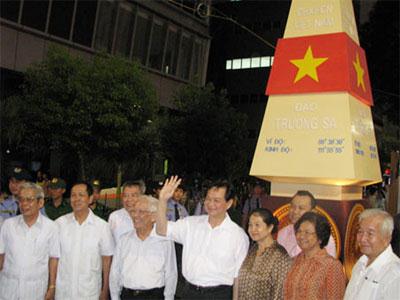 Thủ tướng Nguyễn Tấn Dũng thăm Đường hoa Nguyễn Huệ