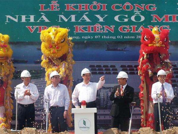 Thủ tướng Nguyễn Tấn Dũng dự Lễ khởi công Dự án Nhà máy chế biến gỗ MDF VRG Kiên Giang của Tập đoàn Cao su Việt Nam