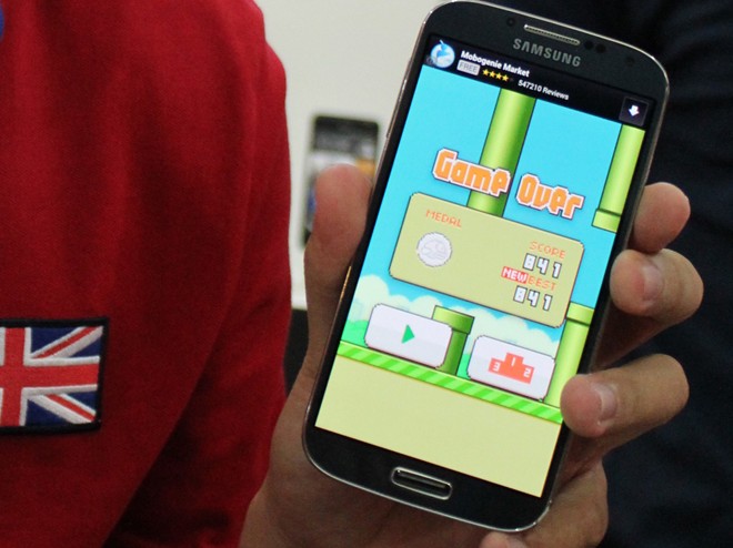 Người Việt đầu tiên chơi game Flappy Bird vượt 800 điểm