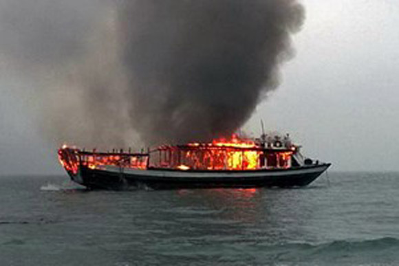 Tàu du lịch bốc cháy dữ dội ở vịnh Hạ Long
