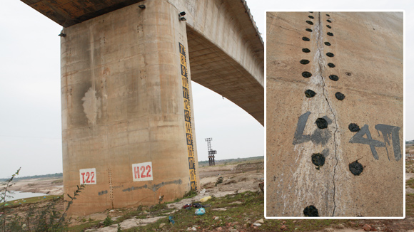 Nứt dọc trụ H22 cầu Vĩnh Tuy