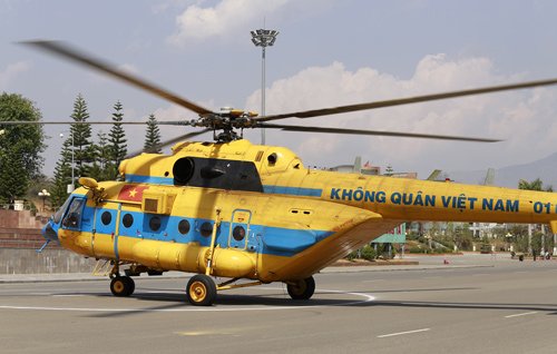 12h30 trưa nay, 2 máy bay trực thăng đáp xuống Lai Châu, đưa 25 bác sĩ, giáo sư, kỹ thuật viên và nhiều thuốc men, thiết bị y tế, cứu chữa cho các nạn nhân trong vụ sập cầu treo. Ảnh: Sơn Thủy