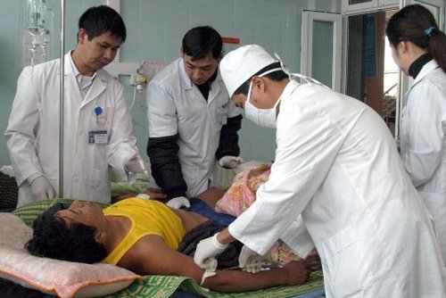 Các bác sĩ cấp cứu cho các nạn nhân ở bệnh viện Lai Châu: Ảnh: Sơn Thủy