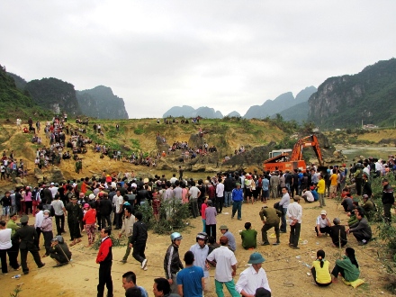 Hàng ngàn người dân vây kín khúc sông, nơi phát hiện khúc gỗ sưa