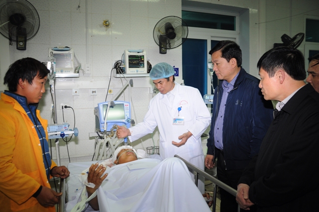 Bộ trưởng Đinh La Thăng trực tiếp thăm hỏi các nạn nhân và xem xét khả năng cấp cứu kịp thời của Bệnh viện tỉnh