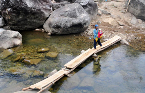 Vụ sập cầu treo ở Lai Châu: đã có cầu gỗ tạm qua suối