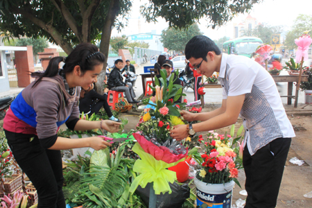 Nhiều nhóm bạn sinh viên bán hoa dịp 8/3 (Ảnh: Nguyễn Duy)