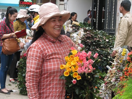 Chợ bán sỉ hoa tươi trên đường Phạm Phú Thứ nhộn nhịp người mua
