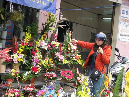 Khách hàng đang mua hoa tại một shop hoa tươi trên đường Điện Biên Phủ