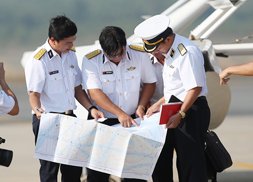 Thủy phi cơ Việt Nam phát hiện vật thể nghi là cửa máy bay mất tích - ảnh 2
