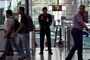 Cảnh sát Malaysia tăng cường an ninh tại Sân bay Quốc tế Kuala Lumpur ngày 10/3. (Ảnh: AFP/TTXVN)