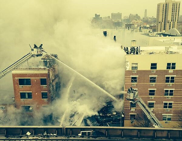 New York: Nổ, cháy lớn tòa nhà dân sinh 6 tầng đổ sập