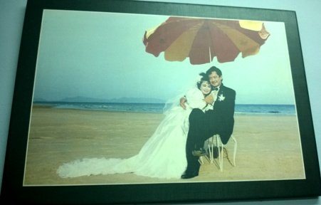Bức ảnh cưới của vợ chồng NSƯT Chánh Tín cũng được treo trang trọng trên tường nhà