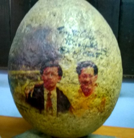 Viên đá có khắc ảnh của NSƯT Chánh Tín mà một người bạn tặng cho nghệ sỹ