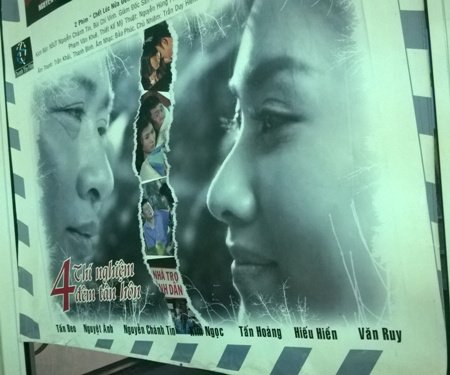 Những tấm poster phim mà NSƯT Chánh Tín tham gia cũng được dán kín hai bên cửa