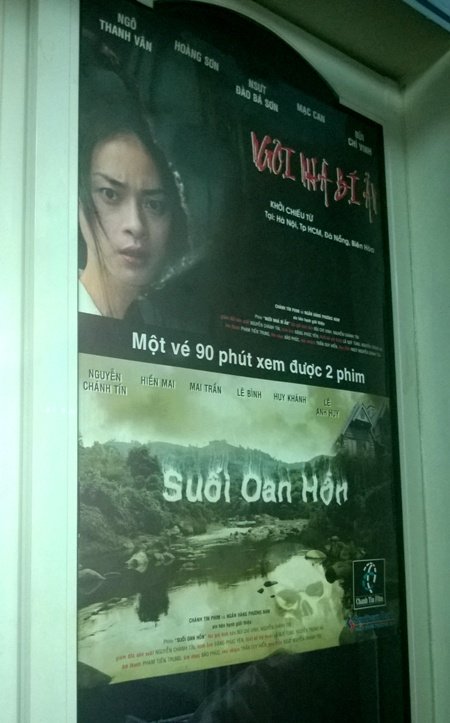 Những tấm poster phim mà NSƯT Chánh Tín tham gia cũng được dán kín hai bên cửa