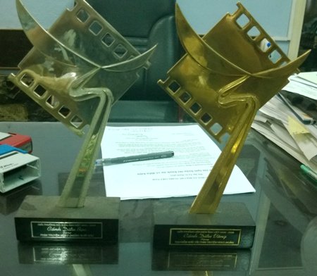 Giải thưởng điện ảnh Cánh Diều Vàng và Bạc được đặt trang trọng trên bàn làm việc của nghệ sỹ