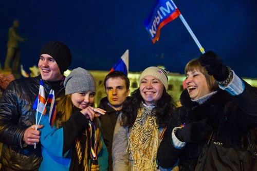 Dân Crimea đổ ra đường ăn mừng kết quả trưng cầu dân ý