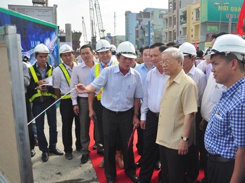 Tổng Bí thư Nguyễn Phú Trọng thị sát công trình xây dựng nút giao thông khác mức Ngã ba Huế (Ảnh: HC)