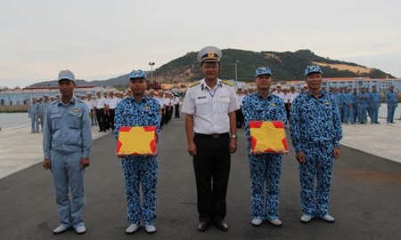 Luyện tập động tác trao Quốc kỳ và cờ Hải quân cho lễ thượng cờ