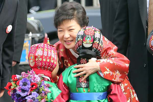 Park Geun-hye nhậm chức vào tháng 2 năm ngoái và là nữ tổng thống đầu tiên của Hàn Quốc. Bà Park, 62 tuổi, chưa từng kết hôn và cũng không có con. Đặc điểm này được đánh giá là giúp bà lấy được lòng cử tri, những người đã phát chán với những bê bối tham nhũng liên quan đến các gia đình tổng thống. Ảnh: Yonhap