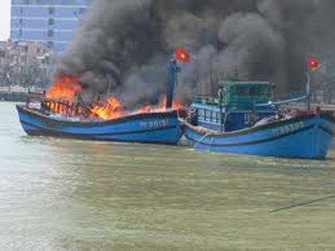 Cháy tàu du lịch trên vịnh Hạ Long