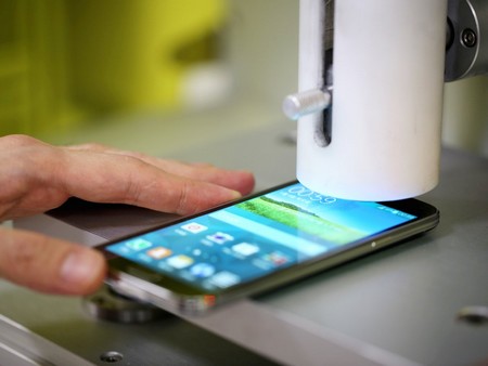 Cận cảnh quá trình kiểm tra độ bền của Galaxy S5 trước khi xuất xưởng