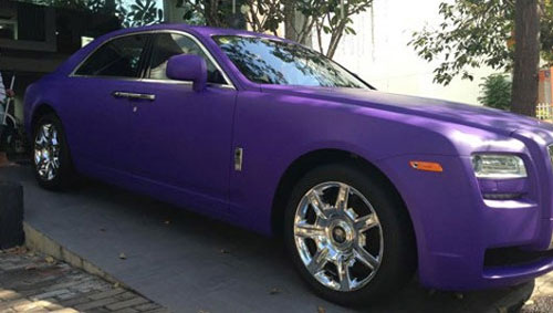Chiếc Rolls-Royce Ghost của Cường đô la với màu tím khá độc.