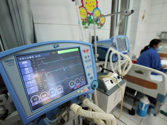 Những ca nặng biến chứng sang phổi phải được theo dõi đặc biệt từ những thiết bị y tế chuyên dụng tại Khoa Nhi, Bệnh viện Nhiệt đới