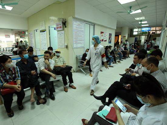 Hành lang bệnh viện luôn đông kín bệnh nhân sởi